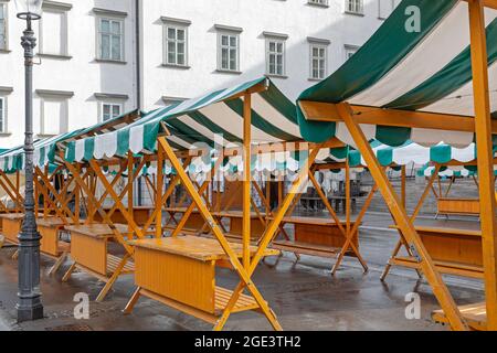 Stands vides au marché agricole de Ljubljana en Slovénie Banque D'Images