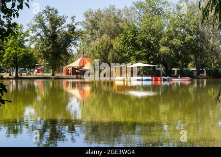 Bateaux et billetterie à Csonakazo à (Boating Lake), Sarvar, Hongrie Banque D'Images
