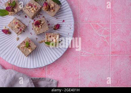 Halva aux pétales de rose et aux noix. Banque D'Images