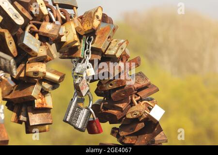 Chernihiv, Ukraine - 10 avril 2019 : de nombreuses vieilles serrures de porte ferment près. Banque D'Images