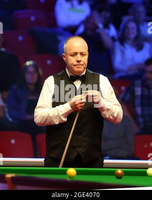 Leicester, Royaume-Uni. 16 août 2021 ; Morningside Arena, Leicester, Angleterre ; British Open Snooker Championship ; John Higgins craque son message dans son match avec Alexander Ursenbacher Credit: Action plus Sports Images/Alay Live News Banque D'Images