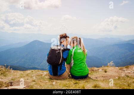 Deux randonneurs admirent la vue sur les montagnes carpathes. Les touristes heureux se détendent au sommet de Hoverla. Voyager en été en Ukraine Banque D'Images