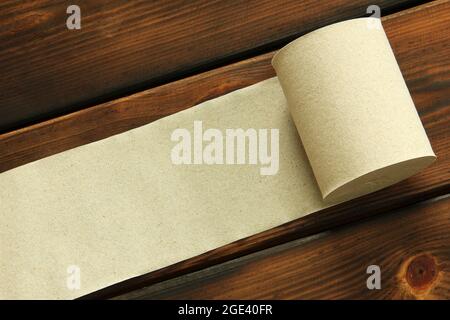 Papier. Papier toilette sur fond en bois Banque D'Images