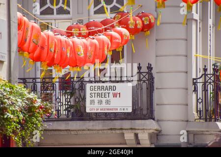 Panneau Gerrard Street et lanternes rouges, Chinatown. Londres, Royaume-Uni 15 août 2021. Banque D'Images