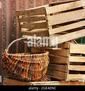 Panier tricoté et caisses en bois dans la rue Banque D'Images