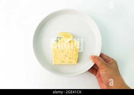 gâteau au fromage citron, gâteau au fromage ou gâteau au citron avec sésame et citron pour servir Banque D'Images