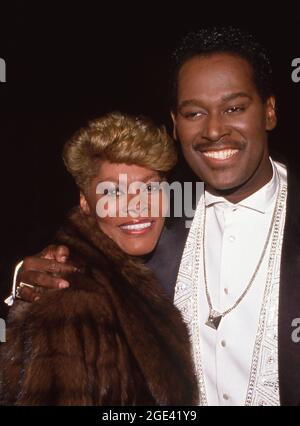 Dionne Warwick et Luther Vandross lors du 4e Soul train Music Awards au Shrine Auditorium de Los Angeles, Californie le 14 mars 1990 crédit: Ralph Dominguez/MediaPunch Banque D'Images