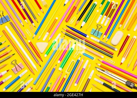 Les fournitures scolaires sur fond jaune Banque D'Images