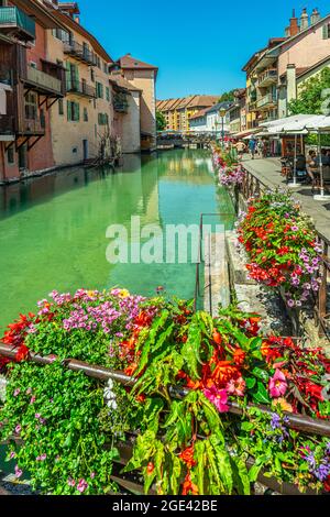 Les deux rives de la rivière Thiou sont reliées entre elles par de nombreux ponts. Les anciennes maisons colorées se reflètent dans ses eaux. Annecy, SAV Banque D'Images