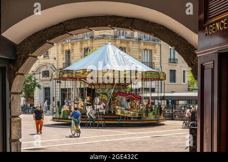 Le carrousel pour enfants de la place Grenette à Grenoble. Grenoble, département de l'Isère, région Auvergne-Rhône-Alpes, France, Europe Banque D'Images