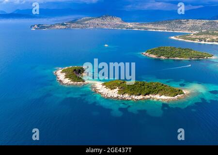 Belle vue aérienne des îles de Ksamil et de la mer d'en haut, prise par drone, Riviera albanaise Banque D'Images