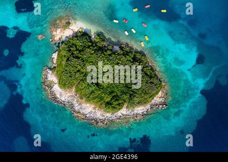 Belle vue aérienne des îles de Ksamil et de la mer d'en haut, prise par drone, Riviera albanaise Banque D'Images