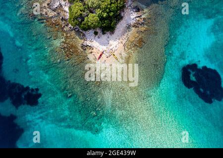 Vue aérienne de deux kayaks sur la plage de l'île de Ksamil, prise par drone, Riviera albanaise Banque D'Images