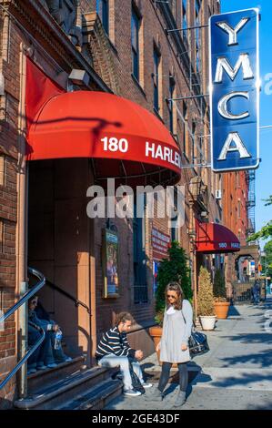 Le YMCA Harlem à New York, États-Unis. Le YMCA de Harlem est situé au 180 West 135th Street, entre Lenox Avenue et Adam Clayton Powell Jr Boulevard i Banque D'Images