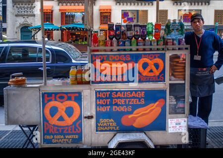 Un vendeur de hot-dog sur Madison Avenue, Manhattan, New York City Etats-unis d'Amérique Amérique du Nord Banque D'Images