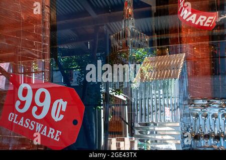 Verrerie vendue à prix réduit dans ABC Carpet and Home Store, New York, États-Unis. Véritable haut lieu de la décoration intérieure, ce vénérable magasin a été en exploitation à partir de moi Banque D'Images