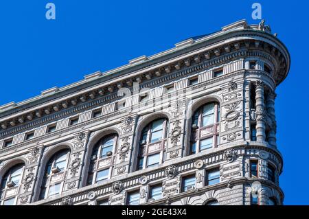 Vue rapprochée de l'ornement sur l'extérieur du bâtiment Flatiron à New York. Le bâtiment Flatiron, à l'origine le bâtiment Fuller, est un St Banque D'Images