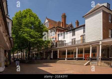 Bâtiments autour des Pantiles un quartier commerçant géorgien à colonnades près de la source de chalybeate à Tunbridge Wells Kent. Banque D'Images