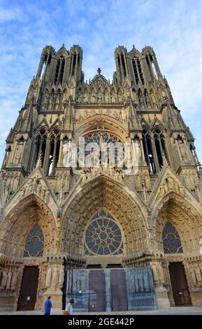 Reims, France 08-11-2021 vue sur la cathédrale historique au portail de l'architecture Banque D'Images