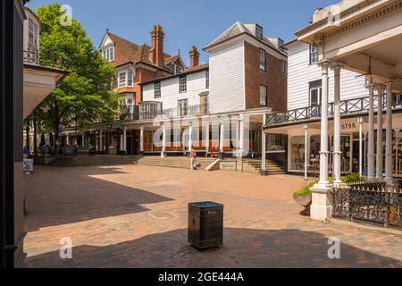 Bâtiments autour des Pantiles un quartier commerçant géorgien à colonnades près de la source de chalybeate à Tunbridge Wells Kent. Banque D'Images