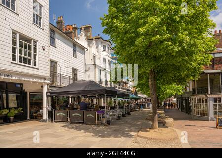 Bâtiments autour des Pantiles un quartier commerçant géorgien à colonnades près de la source de chalybeate à Tunbridge Wells Kent. Banque D'Images