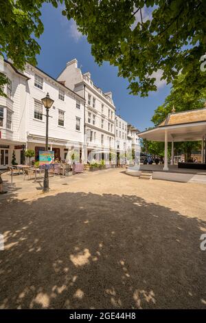 Bâtiments autour des Pantiles un quartier commerçant géorgien à colonnades près de la source de chalybeate à Tunbridge Wells Kent. Banque D'Images