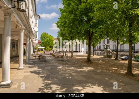 Bâtiments autour des Pantiles un quartier commerçant géorgien à colonnades près de la source de chalybeate à Tunbridge Wells Kent. Banque D'Images