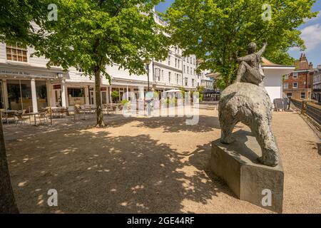 Bâtiments autour des Pantiles un quartier commerçant géorgien à colonnades près de la source de chalybeate à Tunbridge Wells Kent. Banque D'Images