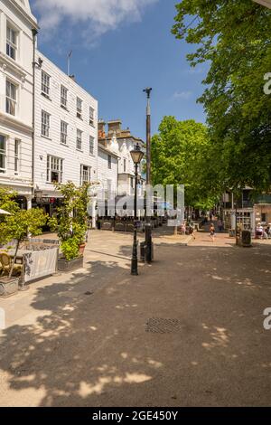 Bâtiments autour des Pantiles un quartier commerçant géorgien à colonnades près de la source de chalybeate à Tunbridge Wells Kent. Banque D'Images