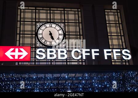 GENÈVE, SUISSE - 6 DÉCEMBRE 2019 : photo nocturne de la construction de la gare de Genève avec le signe du service ferroviaire national Banque D'Images