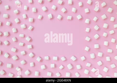 mini-marshmallows blancs, bloc d'arrière-plan, espace de copie pour le texte Banque D'Images