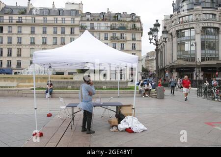 Paris, France. 16 août 2021. Une infirmière attend que le peuple recueille un échantillon d'écouvillon pour effectuer un test d'antigène rapide gratuit pour la maladie de Covid-19 devant l'Hôtel de ville Paris City Hall le 16 août 2021 à Paris, France. Carte sanitaire obligatoire pour les clients des bars, cafés et restaurants à l'échelle nationale pour lutter contre la propagation de l'infection à coronavirus et encourager la vaccination des personnes. (Photo de Paulo Amorim/Sipa USA) Credit: SIPA USA/Alay Live News Banque D'Images