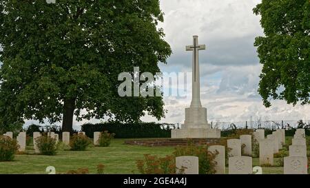 Croix du sacrifice au cimetière de guerre de Hanovre (CWGC) 2. WW et cimetière militaire Seelze / Ahlem, Allemagne / Allemagne Banque D'Images