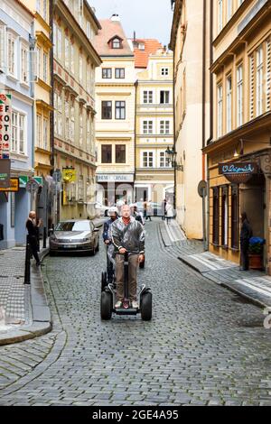 PRAGUE, RÉPUBLIQUE TCHÈQUE - 20 septembre 2014 : un cliché vertical de touristes parcourant un segway dans les belles rues de Prague en République Tchèque Banque D'Images