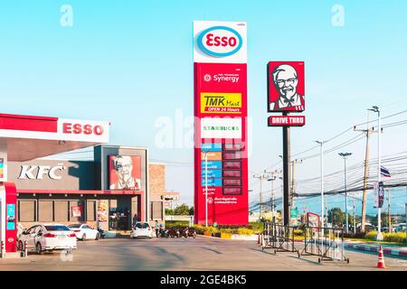 KANCHANABURI, THAÏLANDE-DÉCEMBRE 31,2020 : panneaux d'affichage du logo KFC Drive-Thru sur un poteau avec les principaux logos de marque de STARBUCKS , TMK MART à ESSO ga Banque D'Images