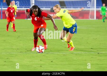 06 août 2021 : Deanne Rose (6) du Canada court avec le ballon poursuivi par Jonna Andersson (2) de Suède pendant le match de la Médaille d'or du football féminin des Jeux Olympiques de Tokyo 2020 entre le Canada et la Suède au Stade International Yokohama à Tokyo, au Japon. Daniel Lea/CSM} Banque D'Images