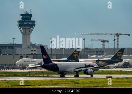 FedEx Boeing 757-28A, avion cargo, en provenance de tel Aviv, après l'atterrissage à l'aéroport de Cologne-Bonn, CGN, NRW, Allemagne Banque D'Images