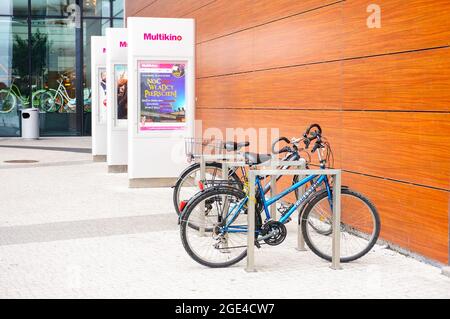 POZNAN, POLOGNE - 31 janvier 2016 : vélos verrouillés par Multikino panneaux publicitaires devant le centre commercial Galeria Malta Banque D'Images