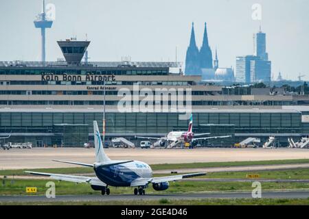 Aéroport de Cologne-Bonn, CGN, compagnie aérienne roumaine, Blue Air, Boeing 737-500, Après l'atterrissage, horizon, cathédrale de Cologne, Cologne, NRW, Allemagne Banque D'Images