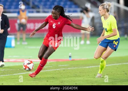 06 août 2021 : Deanne Rose (6) du Canada contrôle le ballon comme Nathalie Bjorn (14) de Suède défend pendant la période des heures supplémentaires du match de la Médaille d'or de football des femmes des Jeux Olympiques de Tokyo 2020 entre le Canada et la Suède au Stade International Yokohama à Tokyo, au Japon. Daniel Lea/CSM} Banque D'Images