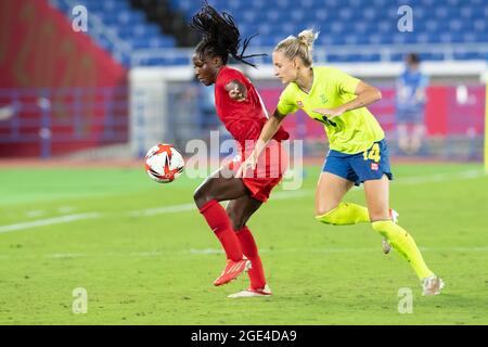 06 août 2021 : Deanne Rose (6) du Canada protège le ballon comme Nathalie Bjorn (14) de Suède défend pendant la période des heures supplémentaires du match de la Médaille d'or de football des femmes des Jeux Olympiques de Tokyo 2020 entre le Canada et la Suède au Stade International Yokohama à Tokyo, au Japon. Daniel Lea/CSM} Banque D'Images