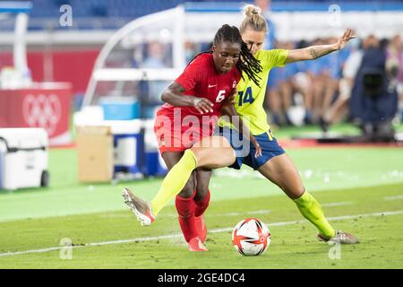 Le 06 août 2021 : Deanne Rose (6) du Canada et Nathalie Bjorn (14) de Suède se battent pour la possession du ballon pendant la période des heures supplémentaires du match de la Médaille d'or de football féminin des Jeux Olympiques de Tokyo en 2020 entre le Canada et la Suède au stade international Yokohama à Tokyo, au Japon. Daniel Lea/CSM} Banque D'Images