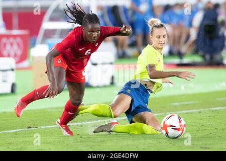 Le 06 août 2021 : Deanne Rose (6) du Canada et Nathalie Bjorn (14) de Suède se battent pour la possession du ballon pendant la période des heures supplémentaires du match de la Médaille d'or de football féminin des Jeux Olympiques de Tokyo en 2020 entre le Canada et la Suède au stade international Yokohama à Tokyo, au Japon. Daniel Lea/CSM} Banque D'Images