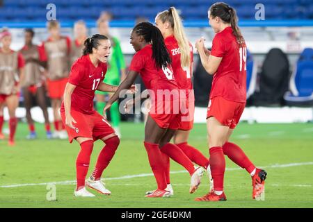 06 août 2021 : Jessie Fleming (17) félicite la concoureuse Deanne Rose (6) du Canada lors du match de la Médaille d'or de football féminin des Jeux olympiques de Tokyo de 2020 entre le Canada et la Suède au Stade international de Yokohama à Tokyo, au Japon. Daniel Lea/CSM} Banque D'Images