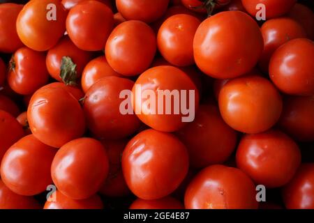 Belles tomates rouges, fond végétarien, naturel, ketchup sain Banque D'Images