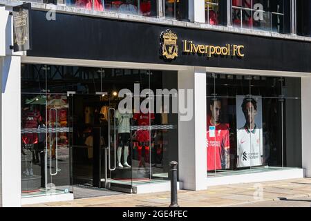 Chester, Cheshire, Angleterre - juillet 2021 : devant la boutique du Liverpool football Club dans le centre-ville Banque D'Images