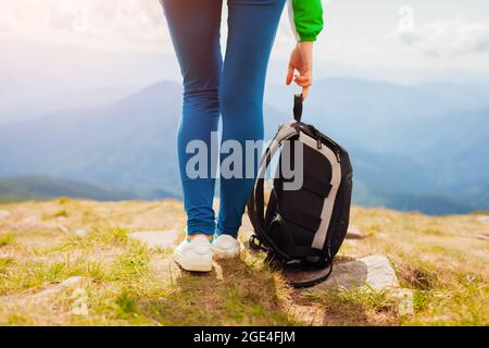 Randonnée dans les montagnes Carpathian. Femme randonneur portant un sac à dos tout en profitant du paysage. Gros plan des jambes. Voyager en été en Ukraine Banque D'Images