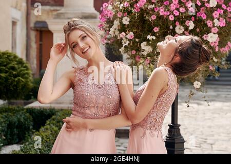 Filles européennes demoiselles d'honneur dans des robes roses ayant le plaisir Banque D'Images
