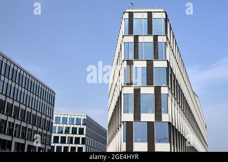 Façades de bâtiments à bureaux modernes de plusieurs étages à Poznan Banque D'Images