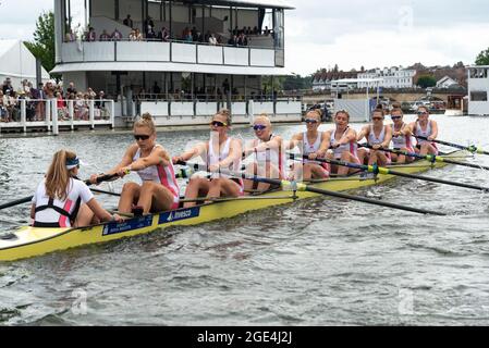 Les huit oars du Leander Club pour femmes, dont cox remporte la coupe du défi Remenham le dernier jour de la régate royale de Henley (2021), Henley-on-Thames, en Angleterre Banque D'Images